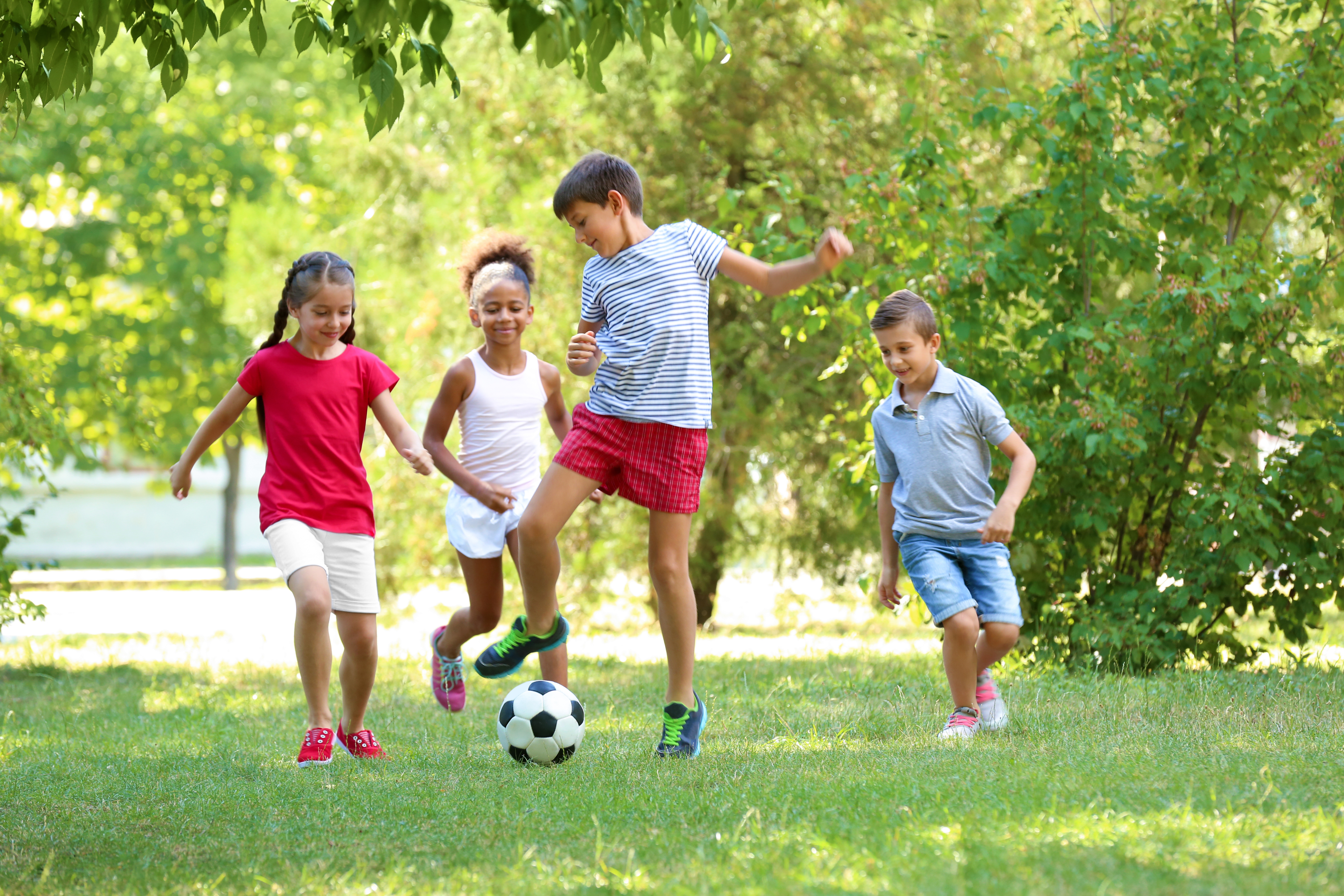 Do you enjoy playing sports. Активные игры для детей. Дети в парке. Дети играющие на свежем воздухе. Дети улицы.